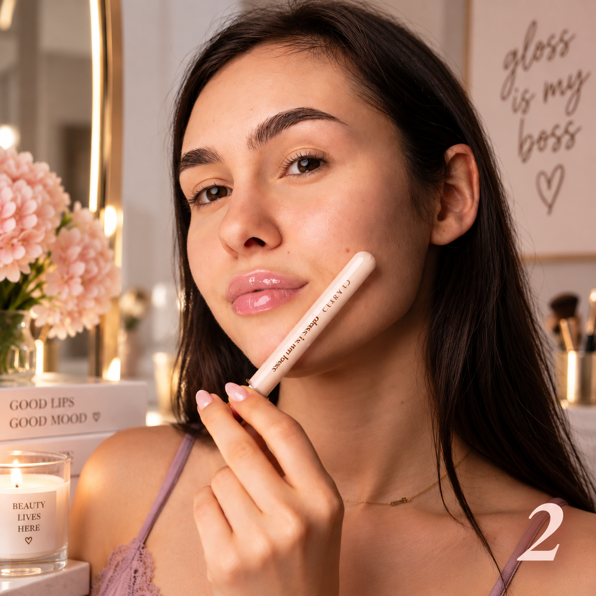 Claresa Gloss Is My Boss 02 Boss Babe 5ml lip gloss σε απαλή γαλακτώδη nude-ροζ απόχρωση με λαμπερό glossy φινίρισμα, φορεμένο στα χείλη σε lifestyle beauty φωτογραφία