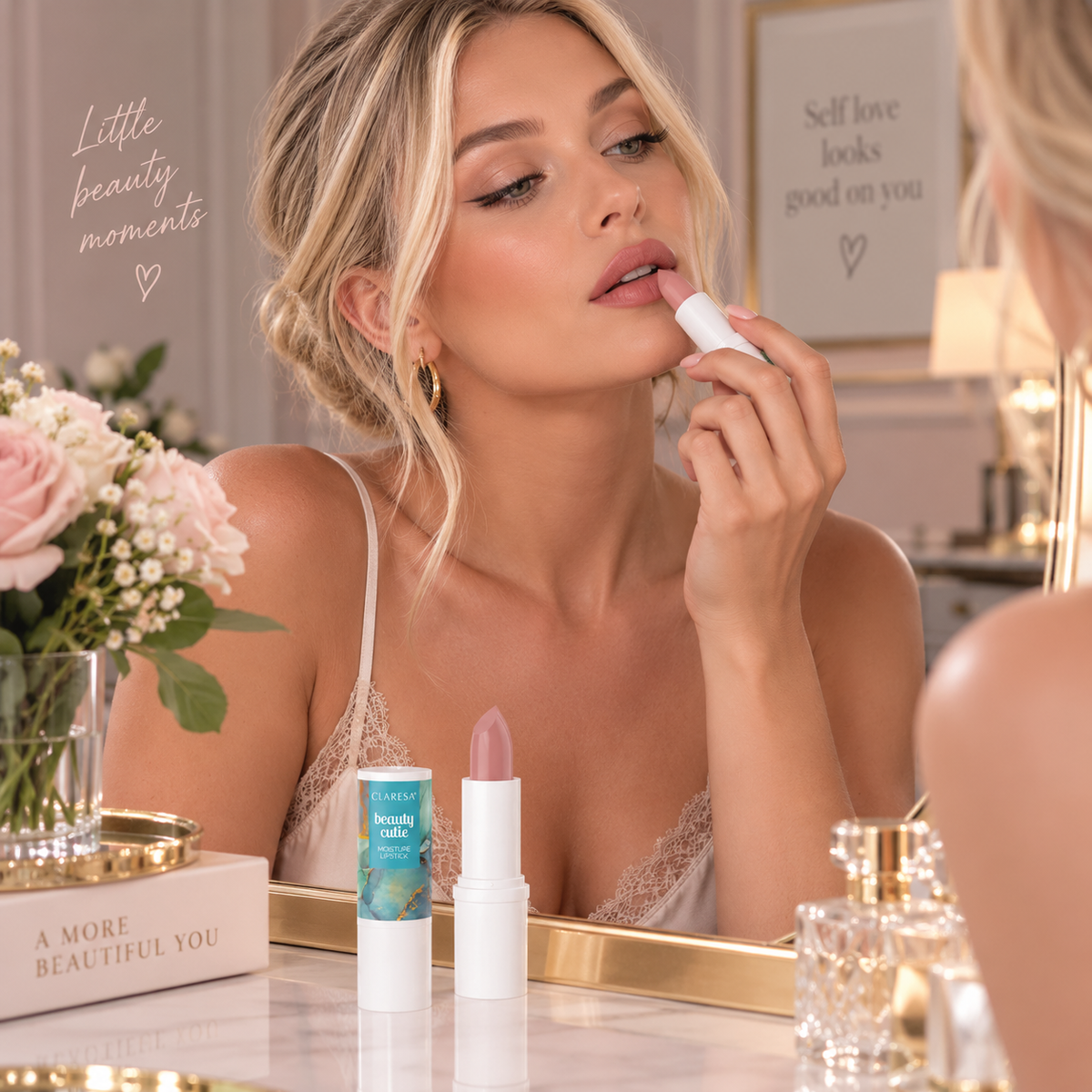 Claresa Beauty Cutie Moisture Lipstick Bonny 1 nude ροζ κραγιόν σε κομψή nude-ροζ απόχρωση, εφαρμοσμένο από ξανθιά γυναίκα σε elegant boudoir