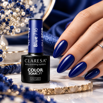 Claresa Color Soak Off Blue 716 μπλε ημιμόνιμο βερνίκι νυχιών σε luxury lifestyle σκηνικό με μπλε νύχια