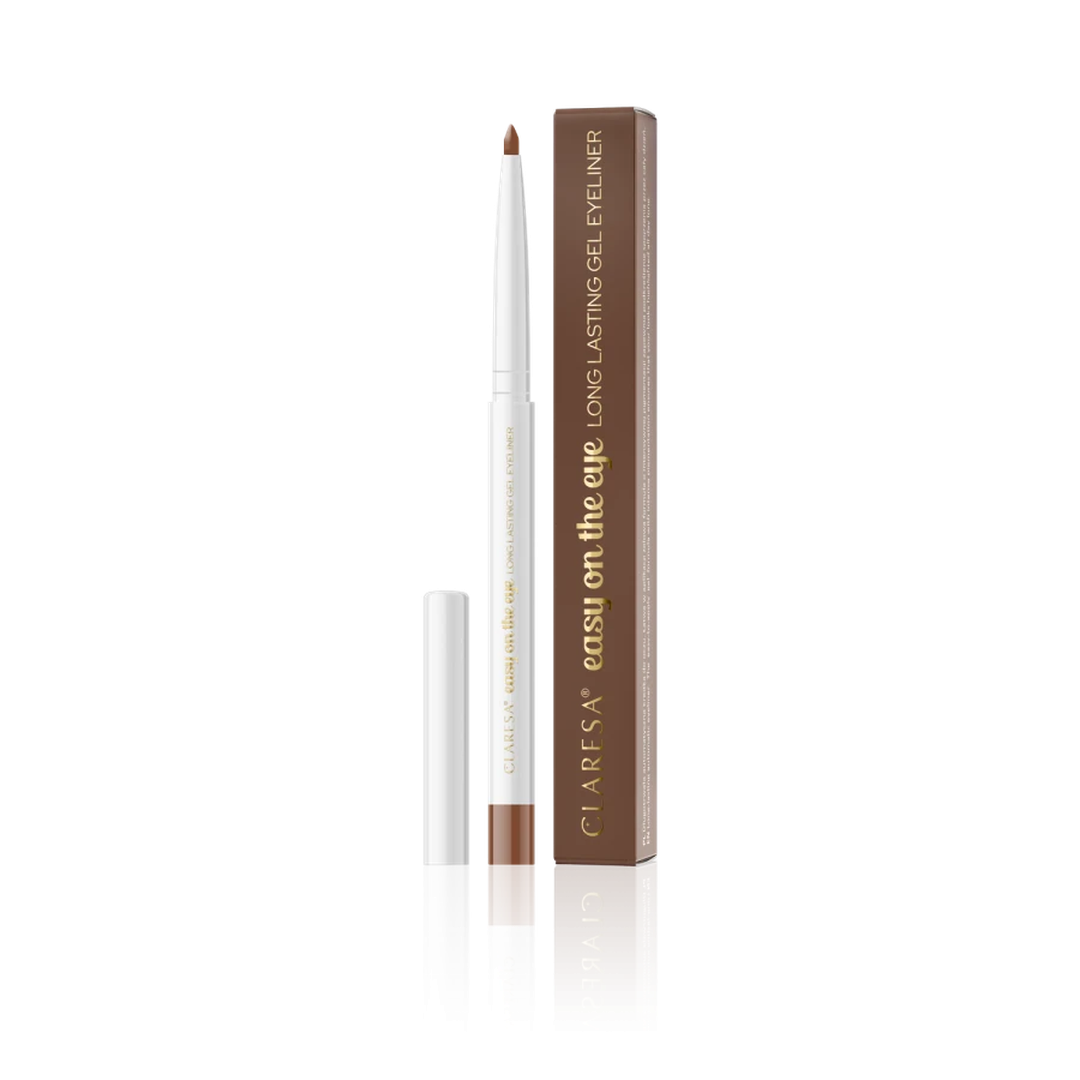 Claresa Easy On The Eye 02 Brown Lotus 0,3g μακράς διάρκειας gel μολύβι ματιών σε καφέ απόχρωση, με λευκή συσκευασία και καφέ λεπτομέρεια σε λευκό φόντο