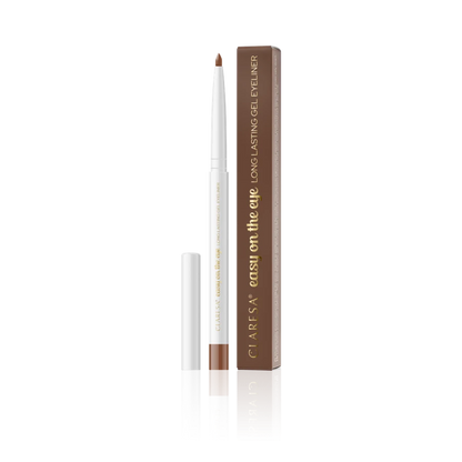 Claresa Easy On The Eye 02 Brown Lotus 0,3g μακράς διάρκειας gel μολύβι ματιών σε καφέ απόχρωση, με λευκή συσκευασία και καφέ λεπτομέρεια σε λευκό φόντο