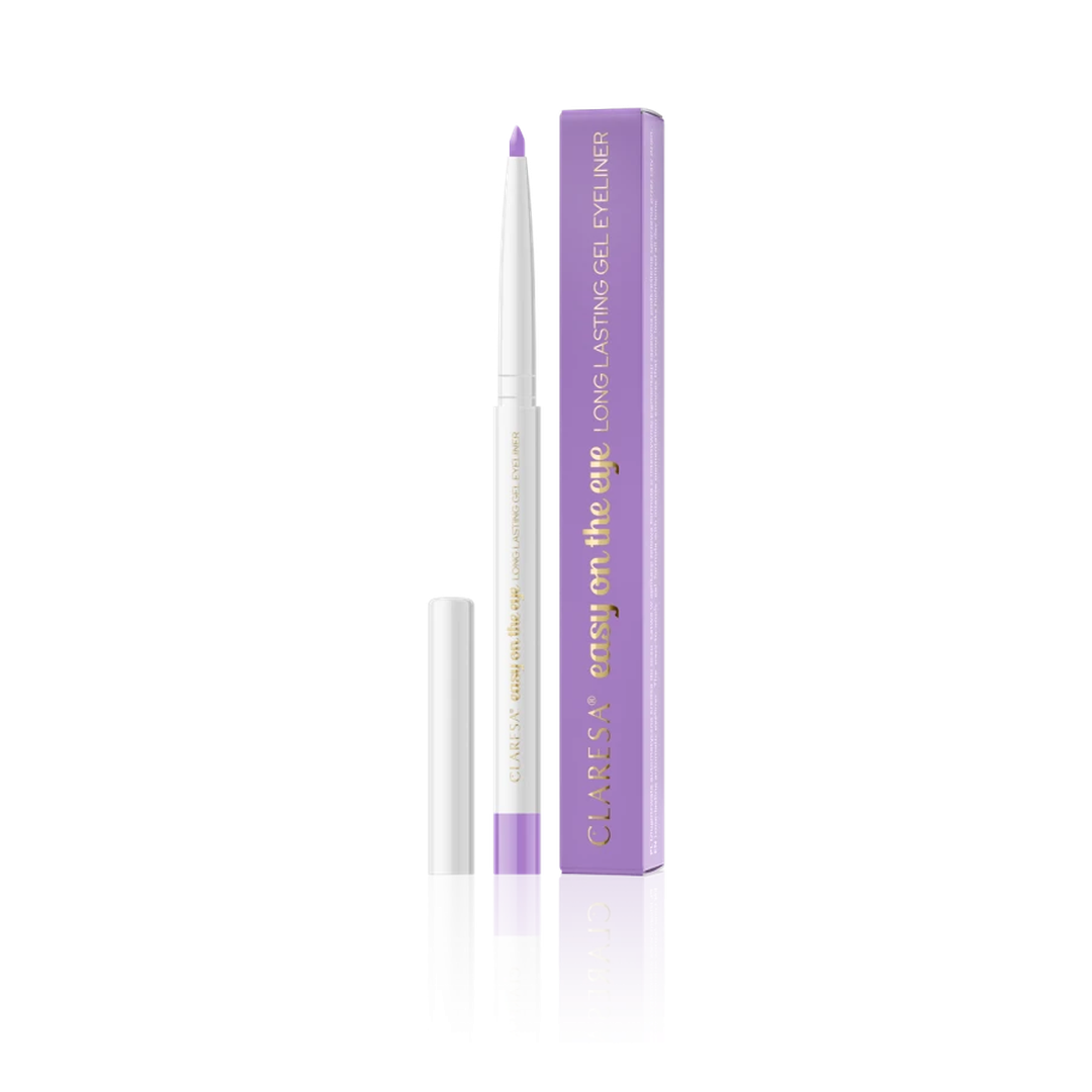Claresa Easy On The Eye 04 Purple Daisy 0,3g μακράς διάρκειας gel μολύβι ματιών σε μωβ απόχρωση, με λευκή συσκευασία και μωβ λεπτομέρεια σε λευκό φόντο