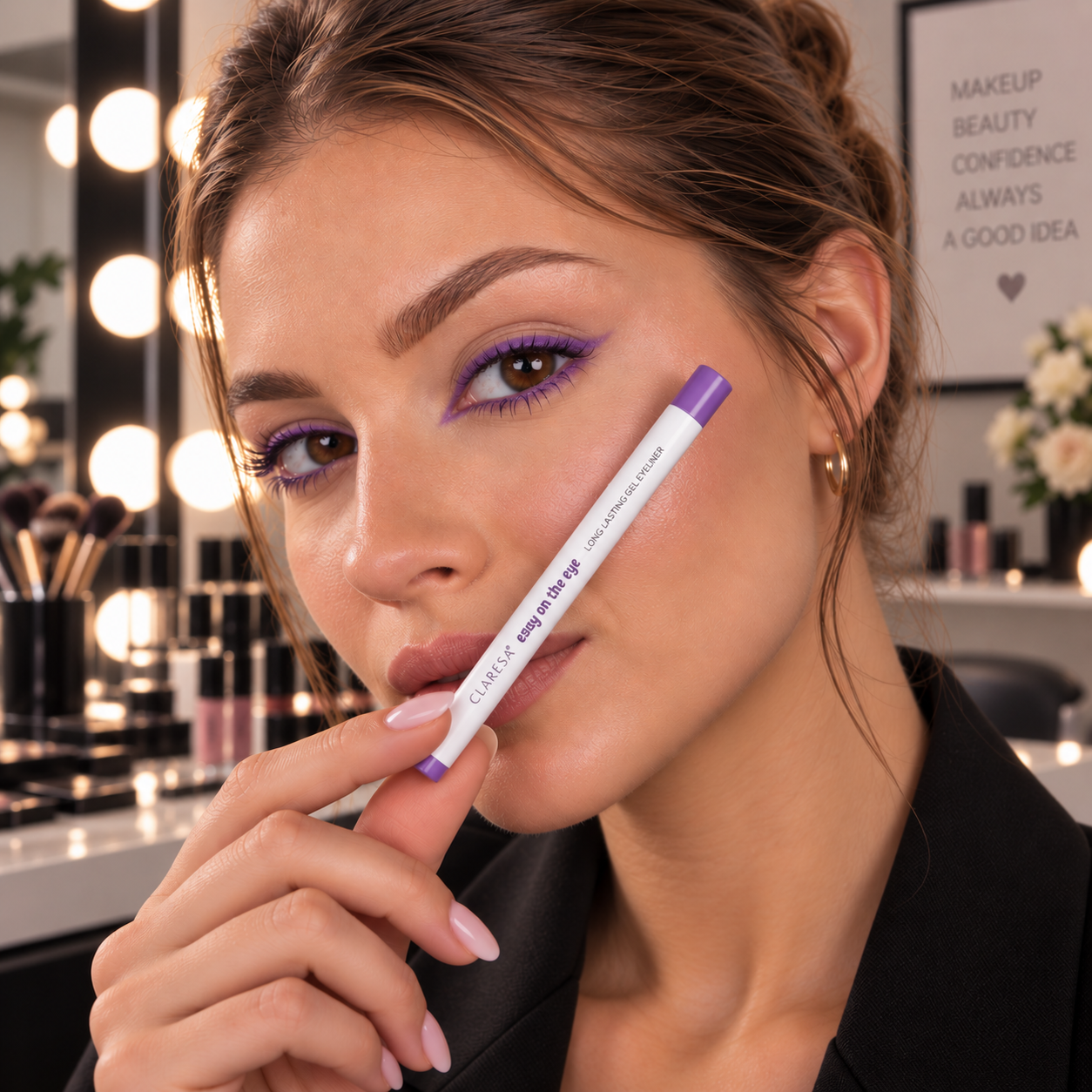 Claresa Easy On The Eye 04 Purple Daisy 0,3g μακράς διάρκειας gel μολύβι ματιών σε έντονη μωβ απόχρωση, εφαρμοσμένο στο βλέμμα σε επαγγελματικό studio μακιγιάζ