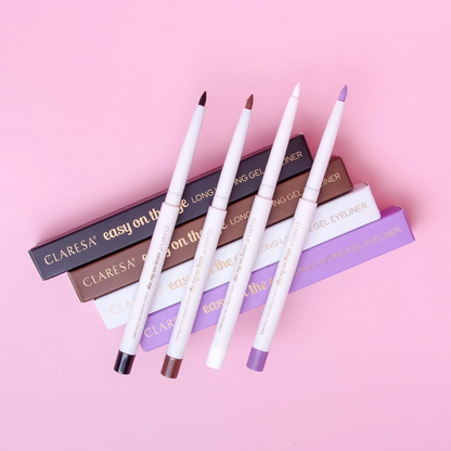 Claresa Easy On The Eye long lasting gel eyeliner σε τέσσερις αποχρώσεις με λευκή συσκευασία και αντίστοιχα χρώματα μολυβιών, σε ροζ φόντο