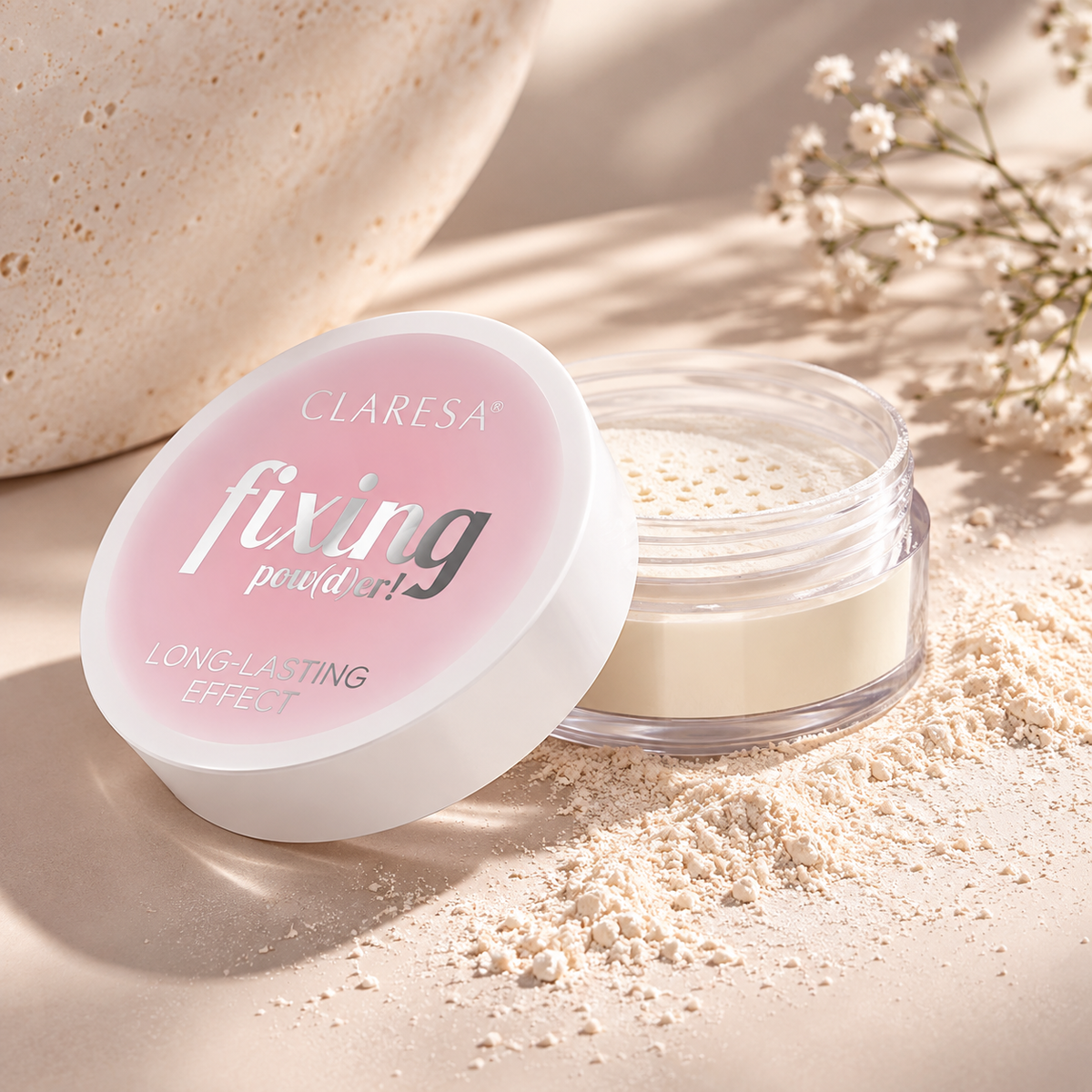 Claresa fixing pow(d)er! 5,5g ημιδιάφανη loose setting powder σε κομψή λευκή και ροζ συσκευασία, ανοιχτή με λεπτόκοκκη πούδρα σε luxury beauty setting.
