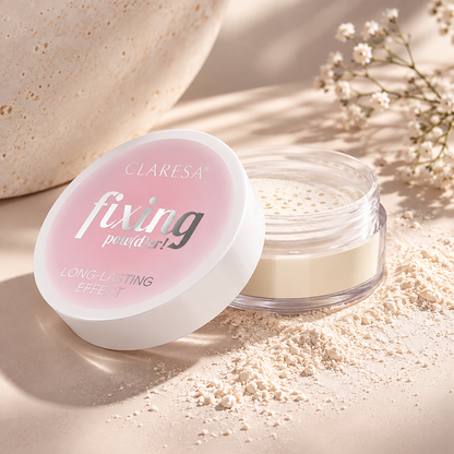 Claresa fixing pow(d)er! 5,5g ημιδιάφανη loose setting powder σε κομψή λευκή και ροζ συσκευασία, ανοιχτή με λεπτόκοκκη πούδρα σε luxury beauty setting.