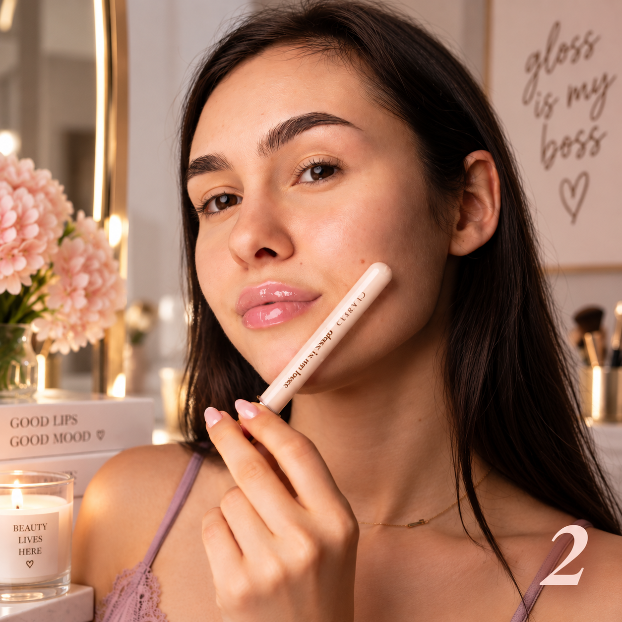 Claresa Gloss Is My Boss 02 Boss Babe 5ml lip gloss σε απαλή γαλακτώδη nude-ροζ απόχρωση με λαμπερό glossy φινίρισμα, φορεμένο στα χείλη σε lifestyle beauty φωτογραφία