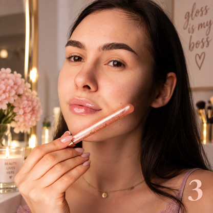 Claresa Gloss Is My Boss 03 Bossa Nova 5ml lip gloss σε απαλή ροζ περλέ απόχρωση με διακριτικό ιριδίζον shimmer, κρατημένο δίπλα στο πρόσωπο σε elegant lifestyle beauty φωτογραφία