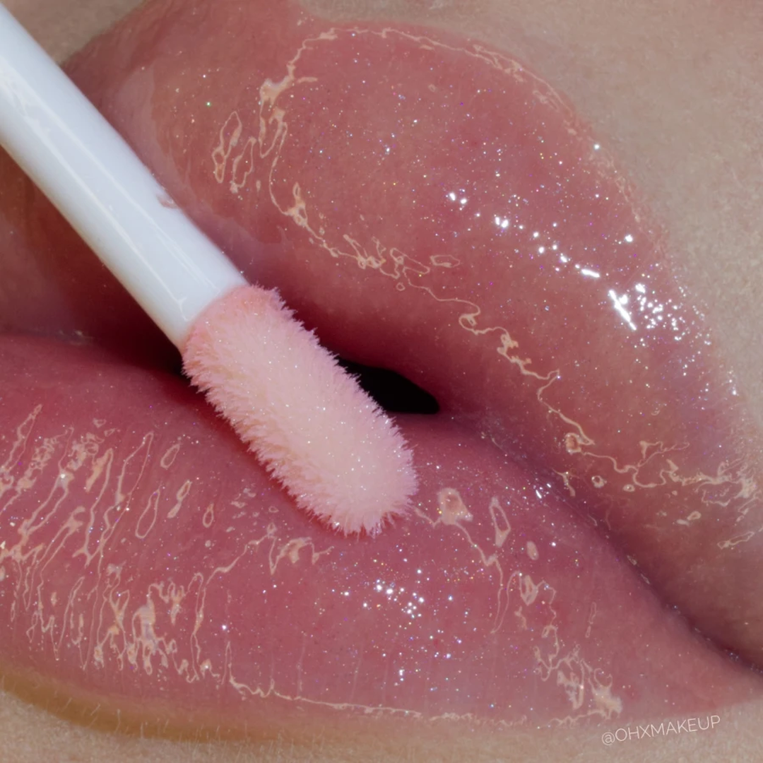 Claresa Gloss Is My Boss 03 Bossa Nova 5ml lip gloss σε απαλή ροζ περλέ απόχρωση με διακριτικό ιριδίζον shimmer, εφαρμοσμένο στα χείλη με glossy φινίρισμα