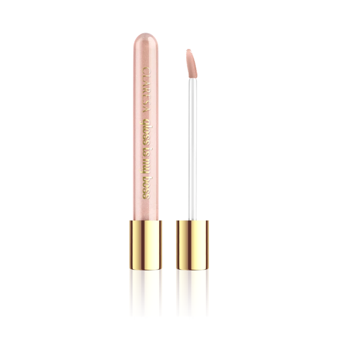 Claresa Gloss Is My Boss 04 Girl Chief 5ml lip gloss σε απαλή μπεζ-nude απόχρωση με διακριτικές λαμπερές μικρο-περλέ λεπτομέρειες και glossy φινίρισμα, σε λευκό φόντο