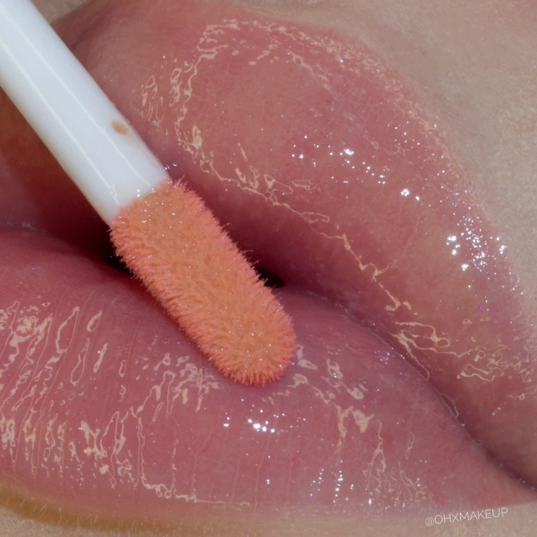 Claresa Gloss Is My Boss 04 Girl Chief 5ml lip gloss σε απαλή beige-nude απόχρωση με διακριτικές λαμπερές μικρο-περλέ λεπτομέρειες, εφαρμοσμένο στα χείλη με glossy φινίρισμα