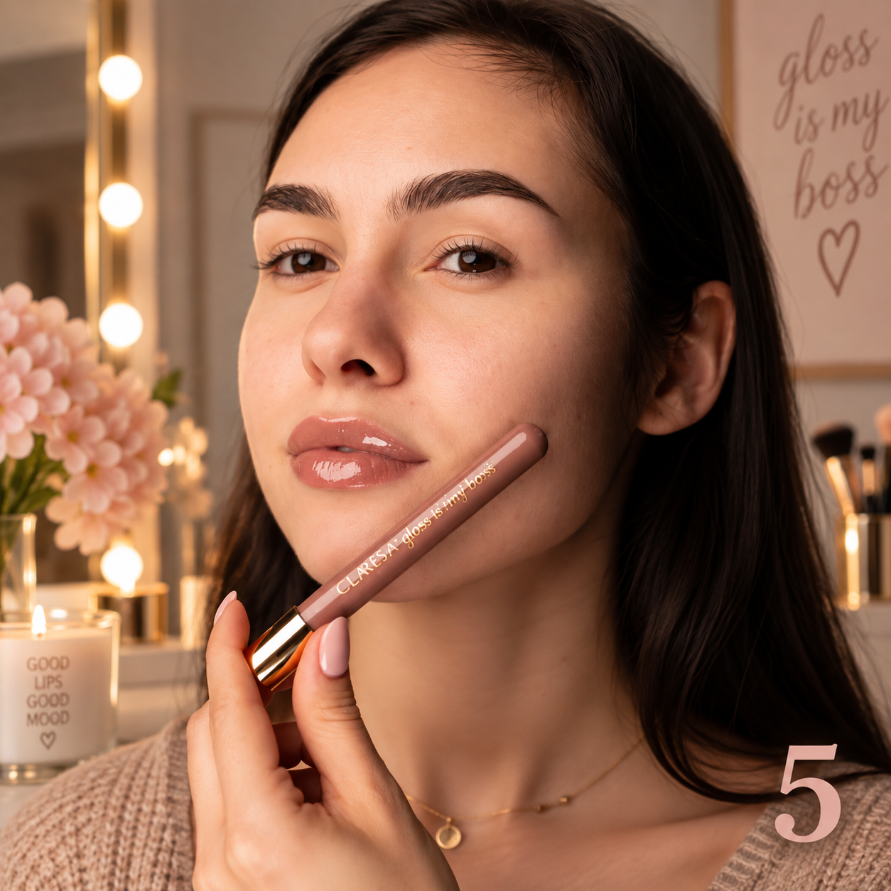 Claresa Gloss Is My Boss 05 Big Fish 5ml lip gloss σε καφέ-ροζ nude απόχρωση με διακριτικό ιριδίζον shimmer και glossy φινίρισμα, εφαρμοσμένο στα χείλη