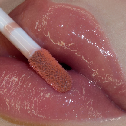 Claresa Gloss Is My Boss 05 Big Fish 5ml lip gloss σε καφέ-ροζ nude απόχρωση με διακριτικό ιριδίζον shimmer και glossy φινίρισμα, εφαρμοσμένο στα χείλη