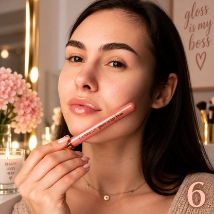 Claresa Gloss Is My Boss 06 Biggie 5ml lip gloss σε λαμπερή ροζ-καφέ περλέ απόχρωση με διακριτικό shimmer, κρατημένο δίπλα στο πρόσωπο σε elegant lifestyle beauty φωτογραφία