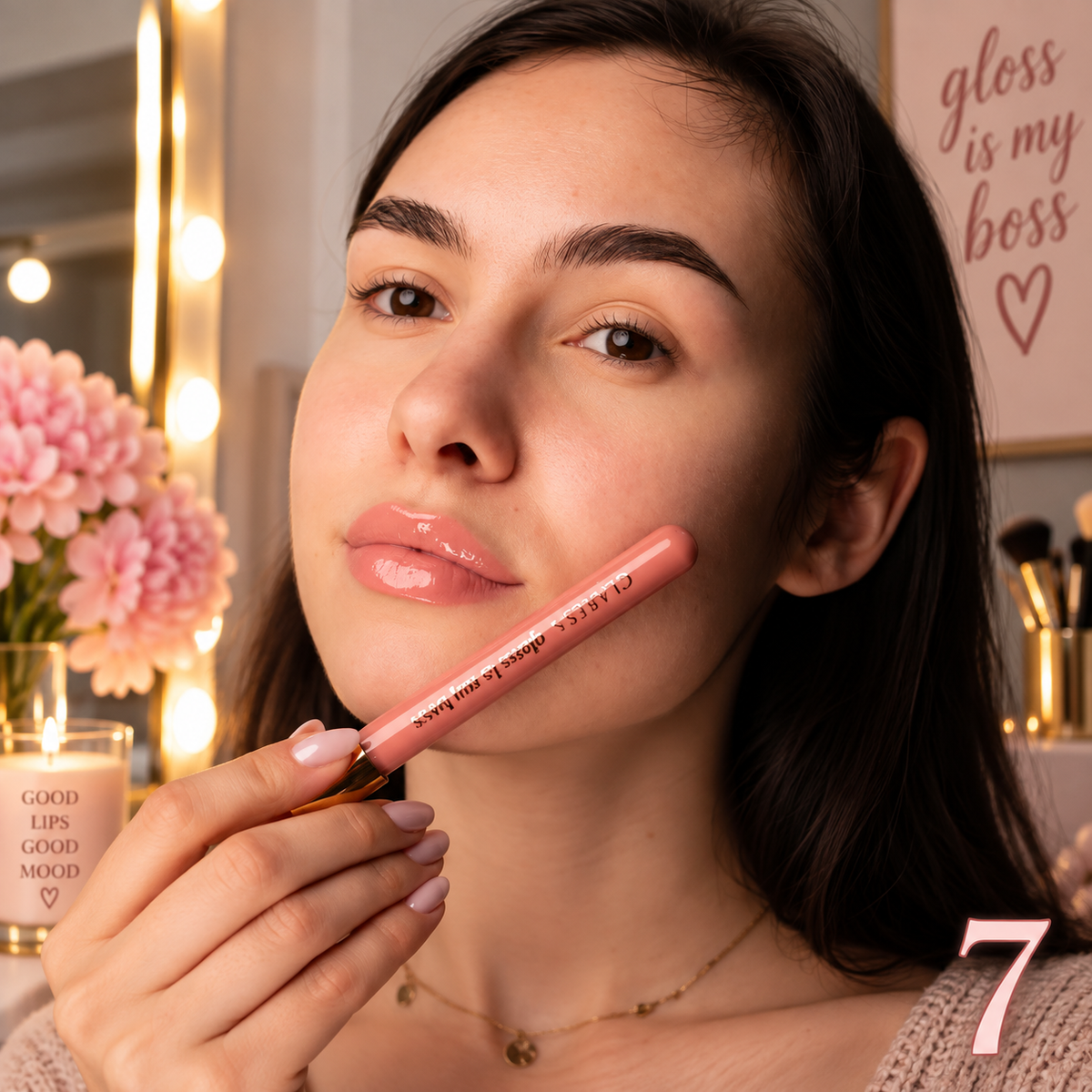 Claresa Gloss Is My Boss 07 High Up 5ml lip gloss σε απαλή ροζ απόχρωση με διακριτική λάμψη, κρατημένο δίπλα στο πρόσωπο σε elegant lifestyle beauty φωτογραφία
