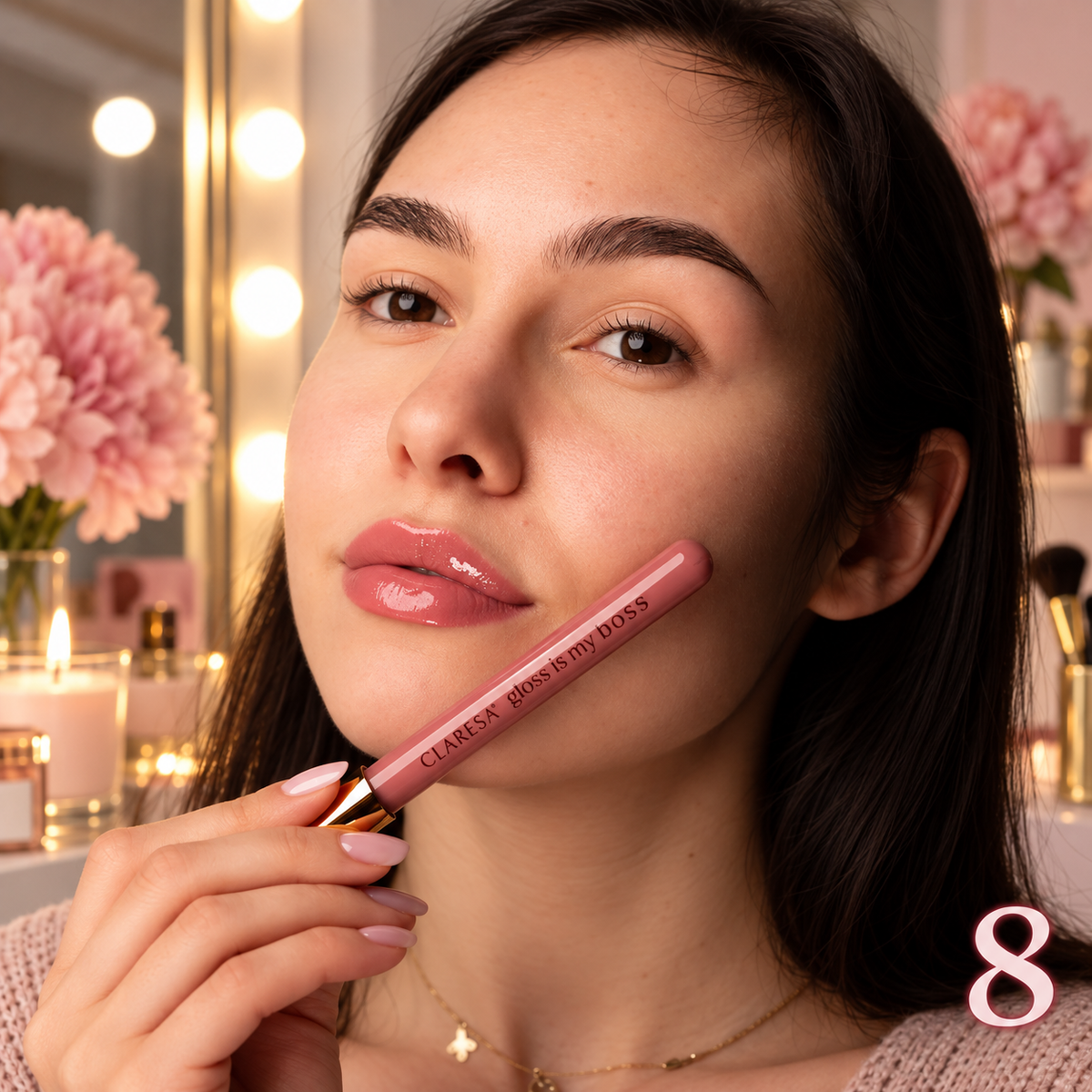 Claresa Gloss Is My Boss 08 Top Dog 5ml lip gloss σε ροζ απόχρωση με διακριτικό shimmer και glossy φινίρισμα, κρατημένο δίπλα στο πρόσωπο σε elegant lifestyle beauty φωτογραφία