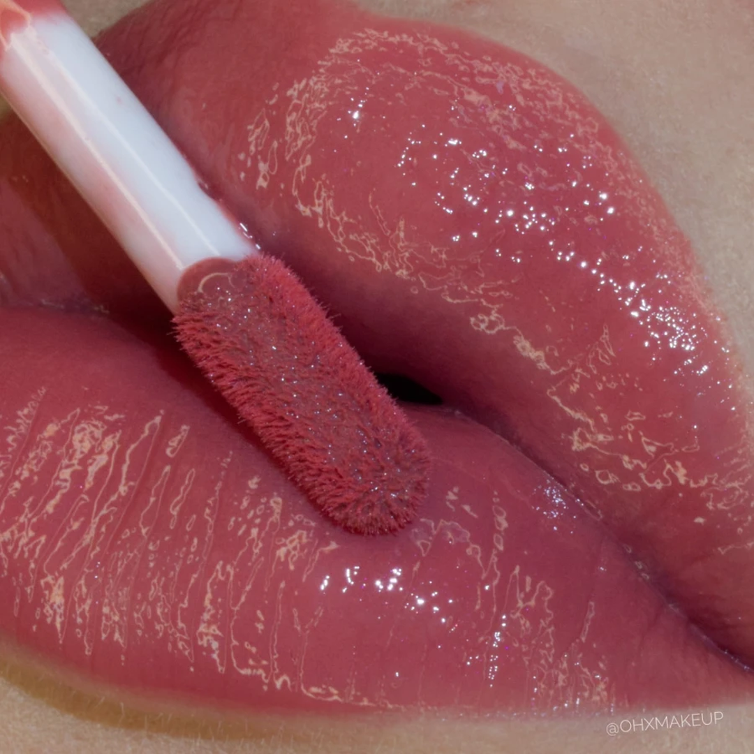 Claresa Gloss Is My Boss 08 Top Dog 5ml lip gloss σε ροζ απόχρωση με διακριτικό shimmer και έντονο glossy φινίρισμα, εφαρμοσμένο στα χείλη