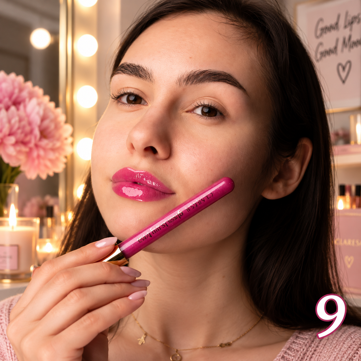 Claresa Gloss Is My Boss 09 Smartie 5ml lip gloss σε έντονη φούξια-ροζ απόχρωση με διακριτικό shimmer και λαμπερό glossy φινίρισμα, κρατημένο δίπλα στο πρόσωπο σε elegant lifestyle beauty φωτογραφία