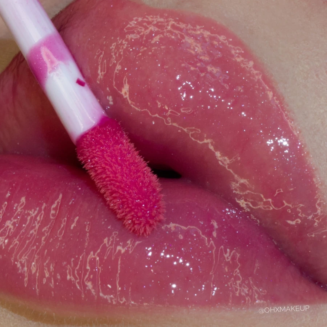 Claresa Gloss Is My Boss 09 Smartie 5ml lip gloss σε έντονη φούξια-ροζ απόχρωση με διακριτικό ιριδίζον shimmer και λαμπερό glossy φινίρισμα, εφαρμοσμένο στα χείλη