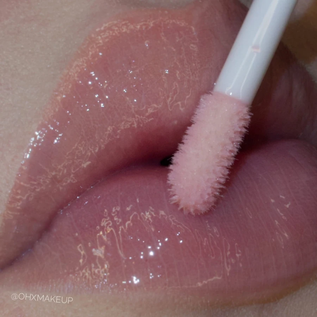 Claresa Gloss Is My Boss 10 Businesswoman 5g lip gloss σε πολύ απαλή baby pink ροζ απόχρωση με glossy φινίρισμα, κρατημένο δίπλα στο πρόσωπο σε elegant lifestyle beauty φωτογραφία
