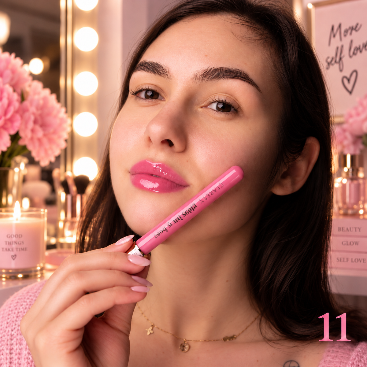 Claresa Gloss Is My Boss 11 Lady Leader 5g lip gloss σε ανοιχτή ροζ απόχρωση με διακριτικό μωβ υποτόνο και λαμπερό glossy φινίρισμα, κρατημένο δίπλα στο πρόσωπο σε elegant lifestyle beauty φωτογραφία