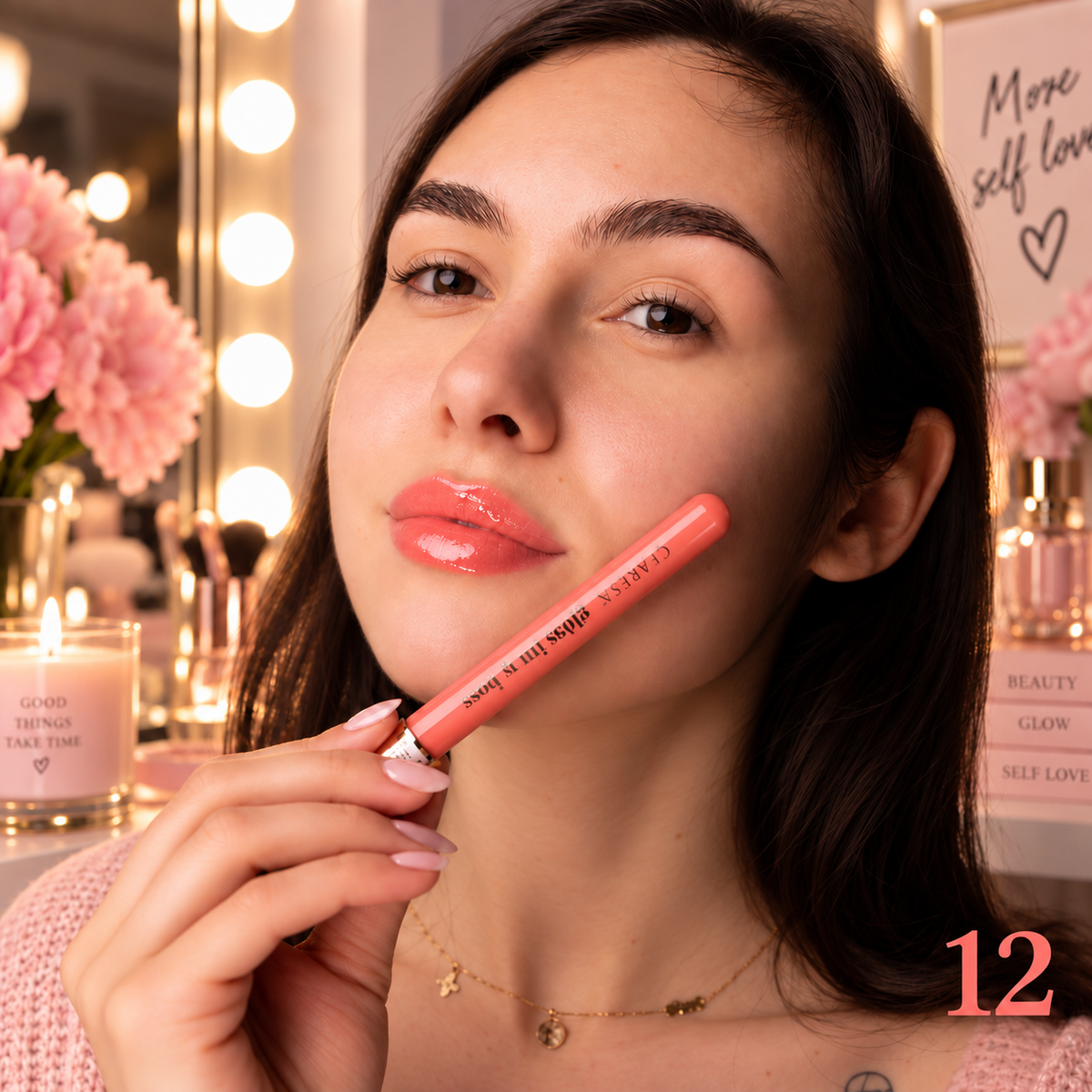 Claresa Gloss Is My Boss 12 Queen Bee 5g lip gloss σε peachy ροζ απόχρωση με λαμπερό glossy φινίρισμα, κρατημένο δίπλα στο πρόσωπο σε elegant lifestyle beauty φωτογραφία