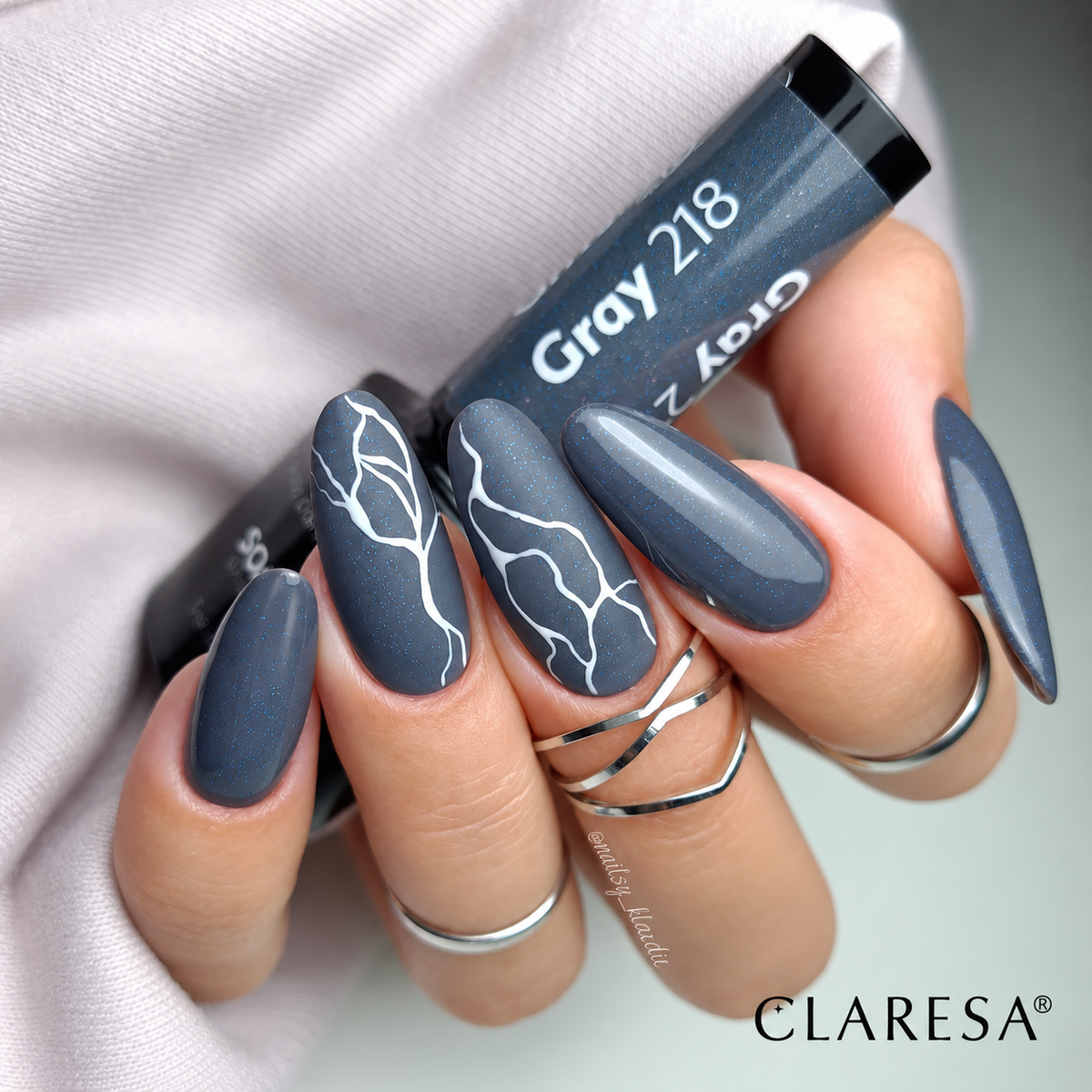 Claresa Gray 218 5g γκρι ημιμόνιμο βερνίκι νυχιών σε ανθρακί γκρι απόχρωση με διακριτικό μπλε glitter και λευκό nail art