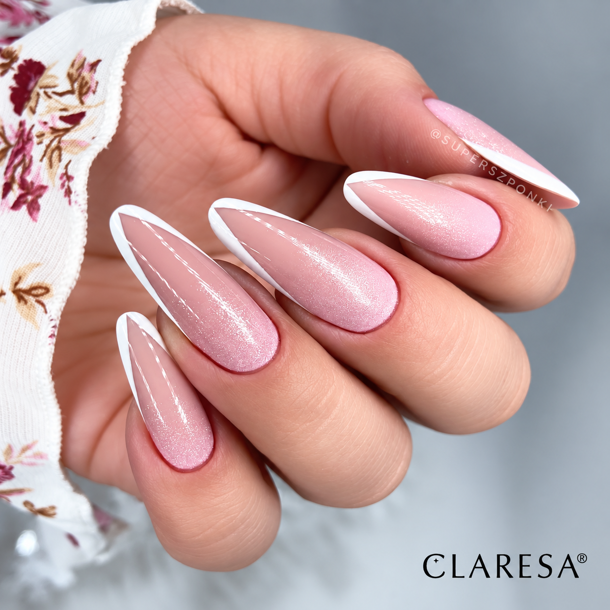 Claresa Kiss Me! 1 5g ροζ ημιμόνιμο βερνίκι νυχιών σε απαλή ροζ glitter απόχρωση με διακριτική λάμψη και λευκό γαλλικό nail art