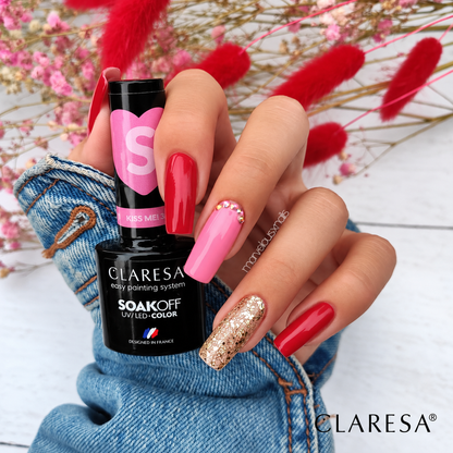 Claresa Kiss Me! 3 5g ροζ ημιμόνιμο βερνίκι νυχιών σε έντονη ροζ απόχρωση με glossy manicure και χρυσό glitter nail art