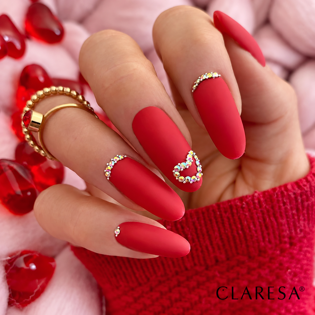 Claresa Kiss Me! 4 5g κόκκινο ημιμόνιμο βερνίκι νυχιών σε ματ κόκκινη απόχρωση με λαμπερές λεπτομέρειες και σχέδιο καρδιάς