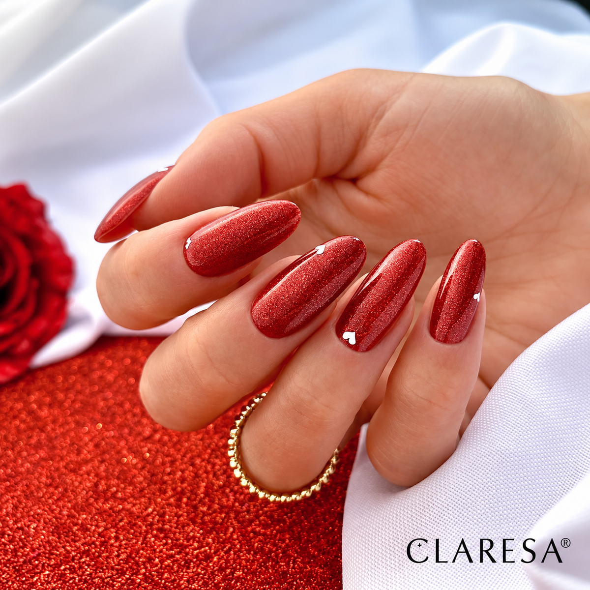 Claresa Kiss Me! 7 5g κόκκινο ημιμόνιμο βερνίκι νυχιών σε λαμπερή κόκκινη glitter απόχρωση με κομψό manicure