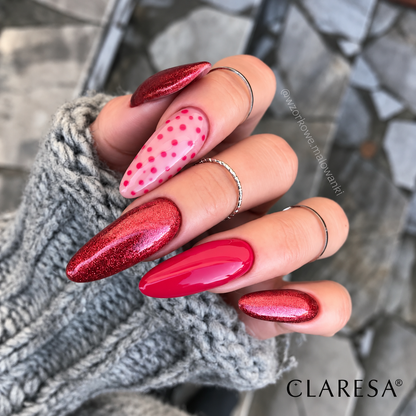 Claresa Kiss Me! 7 5g κόκκινο ημιμόνιμο βερνίκι νυχιών σε λαμπερή κόκκινη glitter απόχρωση με κομψό nail art