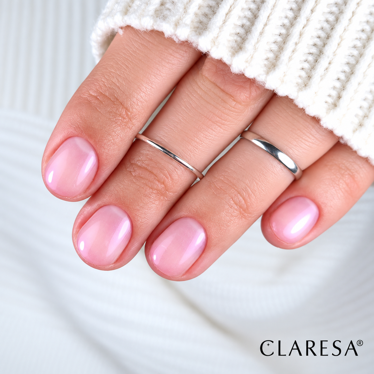 Claresa #lipglossnails 01 5g ημιμόνιμο βερνίκι νυχιών σε απαλό γαλακτώδες ροζ με διακριτική ροζ-μωβ λάμψη και glossy φινίρισμα
