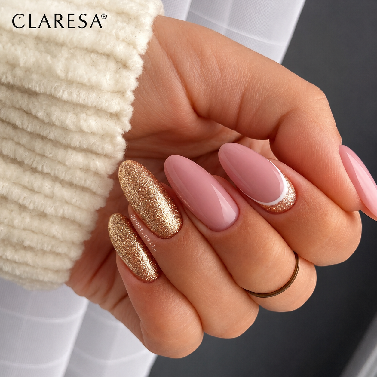 Claresa Love Story 1 ροζ ημιμόνιμο βερνίκι νυχιών 5g σε κομψό nude pink manicure με χρυσό glitter και γαλλικό σχέδιο