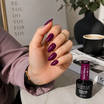 Claresa Love Story 9 μωβ ημιμόνιμο βερνίκι νυχιών 5g σε βαθιά plum απόχρωση με glossy manicure