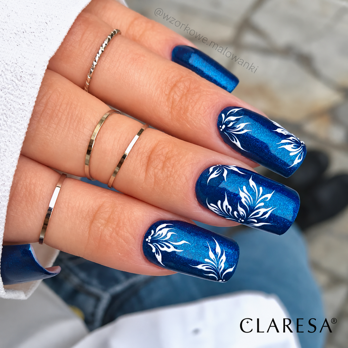 Claresa Make It Shine! 1 5g μπλε ημιμόνιμο βερνίκι νυχιών σε βαθιά μπλε shimmer απόχρωση με λευκό floral nail art