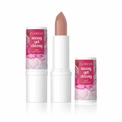 Claresa Sassy Yet Classy Mat Lipstick ματ κραγιόν σε κομψή nude καφέ-ροζ απόχρωση με κρεμώδες ματ φινίρισμα σε λευκό φόντο