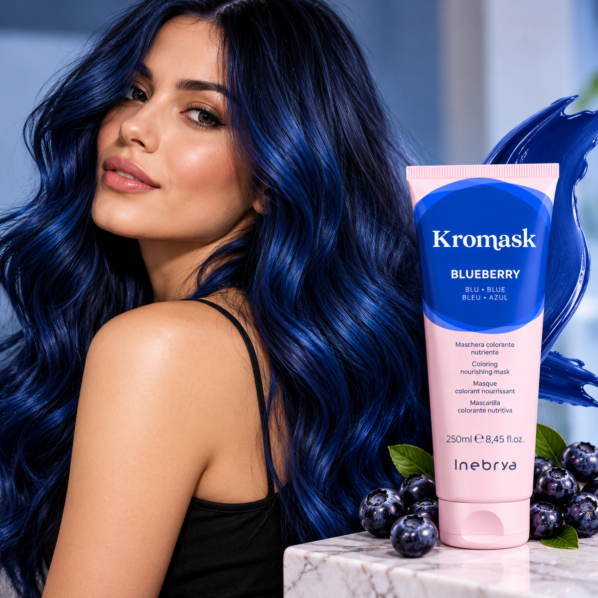 Inebrya Kromask Blueberry μπλε χρωμομάσκα μαλλιών 250ml δίπλα σε γυναίκα με λαμπερά μπλε μαλλιά