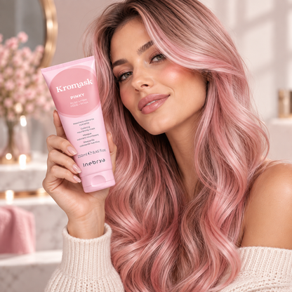 Inebrya Kromask Pinky ροζ χρωμομάσκα μαλλιών 250ml σε γυναίκα με ροζ μαλλιά που κρατά το προϊόν στο χέρι